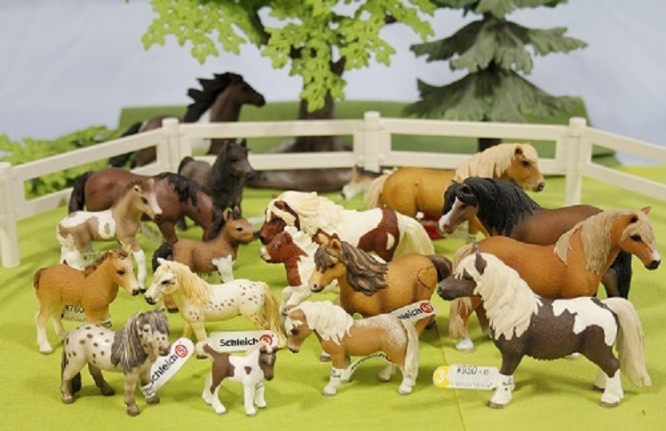 Фигурка лошади - Исландский жеребец Пинто, размер 13 х 4 х 10 см.  